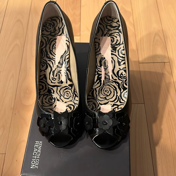 Kenneth Cole Reaction Shoes - Kenneth Cole Reaction black wedge with peep toe flower detail
